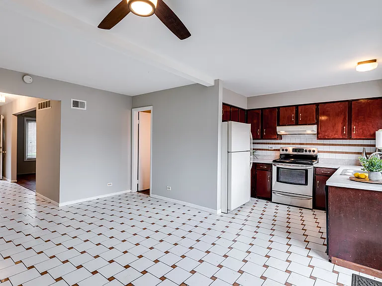 18W269 Kirkland Ln — Photo 6
