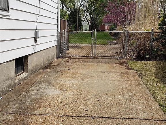 2nd image of 1130 Saint Patrice Ln