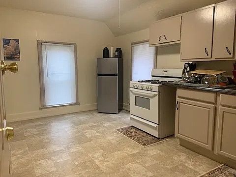 2nd image of 186 Hawley St #3