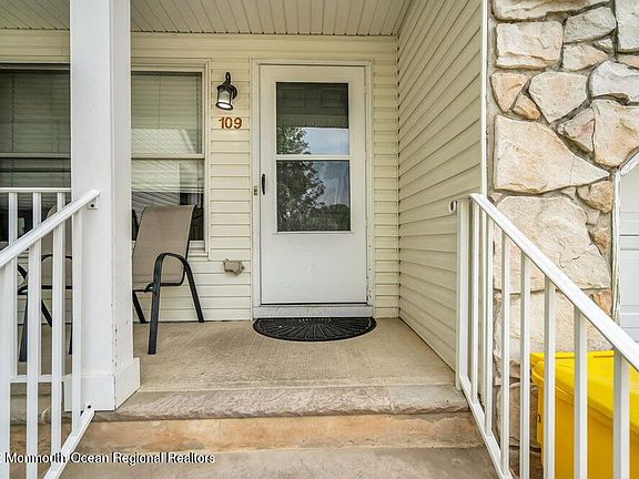 3rd image of 109 N Crest Pl