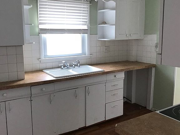 5th image of 819 Farnham St