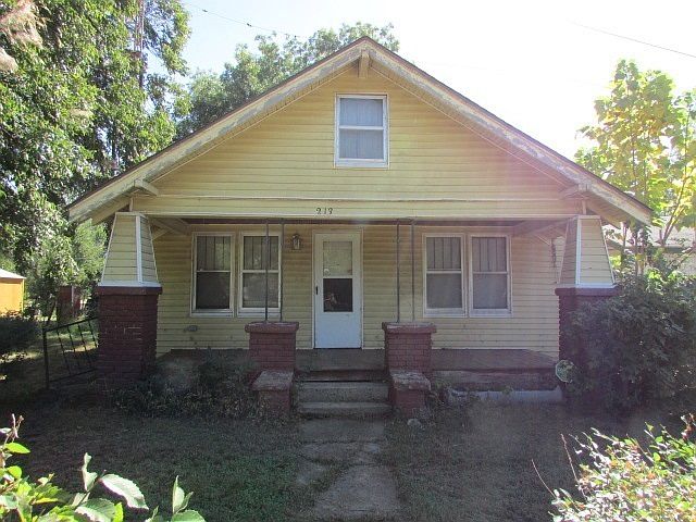 1st image of 213 E York Ave