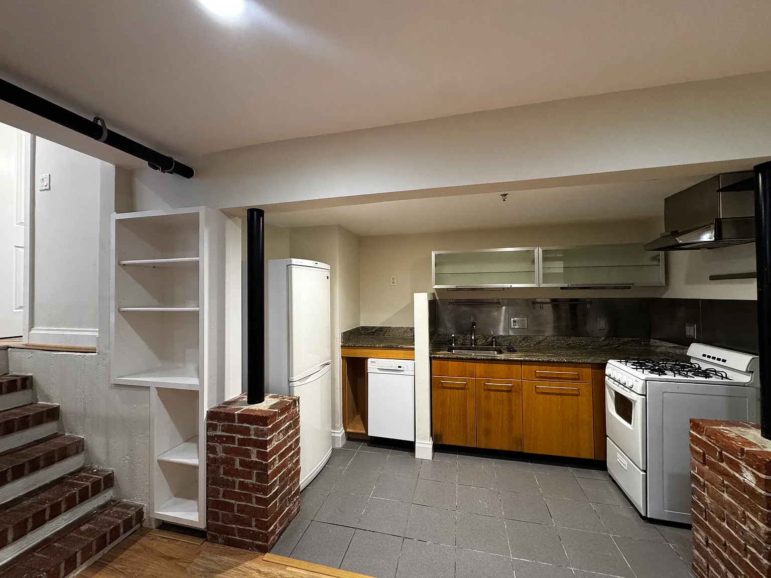 Studio, 700 sqft, $2,800 — Photo 4