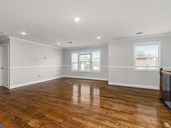 5th image of 706 Elm St
