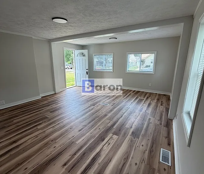 914 W Marion St — Photo 4