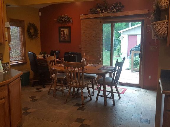 large eat in kitchen