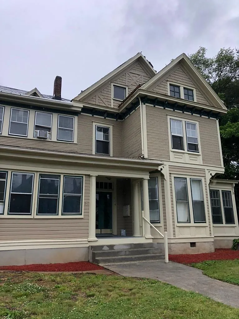604 Mountain Ave SW — Photo 1