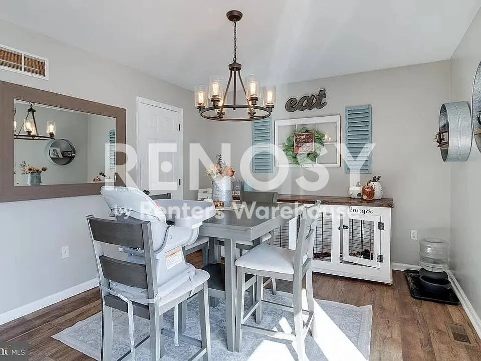 Available October 16th -4 Br- 3,5 Bath - Beautiful Home That Shows The Pride Of Home Ownership. — Photo 4