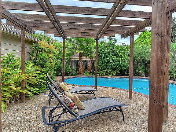 3rd image of 2015 Ashgrove Dr
