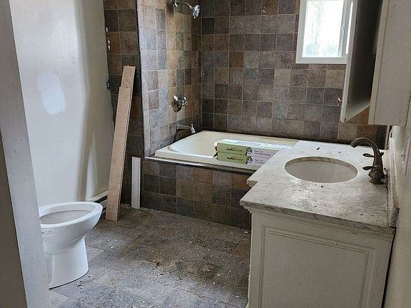 4th image of 111 E Market St #2