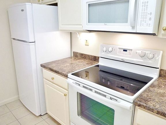 4th image of 27 Martine Ct #1