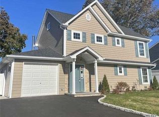 306 Elm Dr S, Levittown, NY 11756