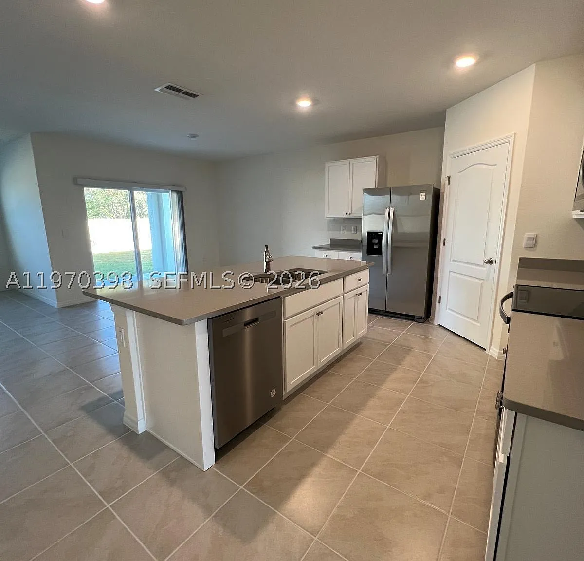 4 bed, 2.0 bath, $2,200 — Photo 2