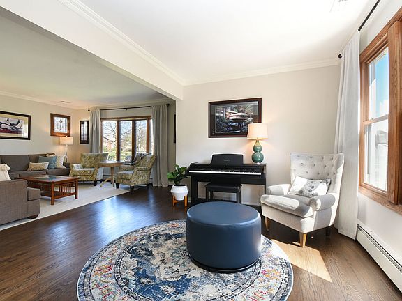 4th image of 349 Blackhawk Rd