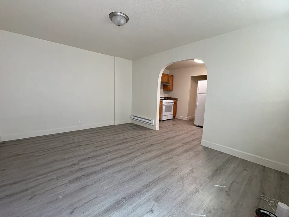 39 E 6th St #B