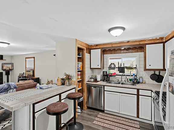 5th image of 3428 Garry Rd