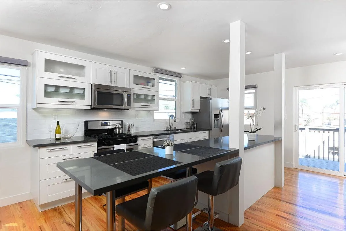 2 bed, 900 sqft, $3,150 — Photo 3