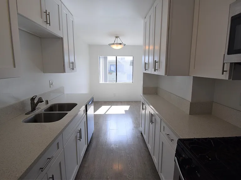 15128-44 Burbank Blvd — Photo 16