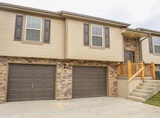 811 SW Chickadee Dr, Oak Grove, MO 64075