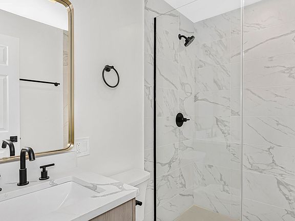 5th image of 4533 N Clark St #104