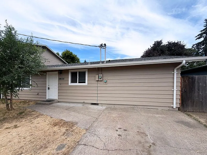 3 bed, 1.0 bath, 1100 sqft, $1,895 — Photo 2