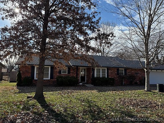 3rd image of 909 E Woods Ct