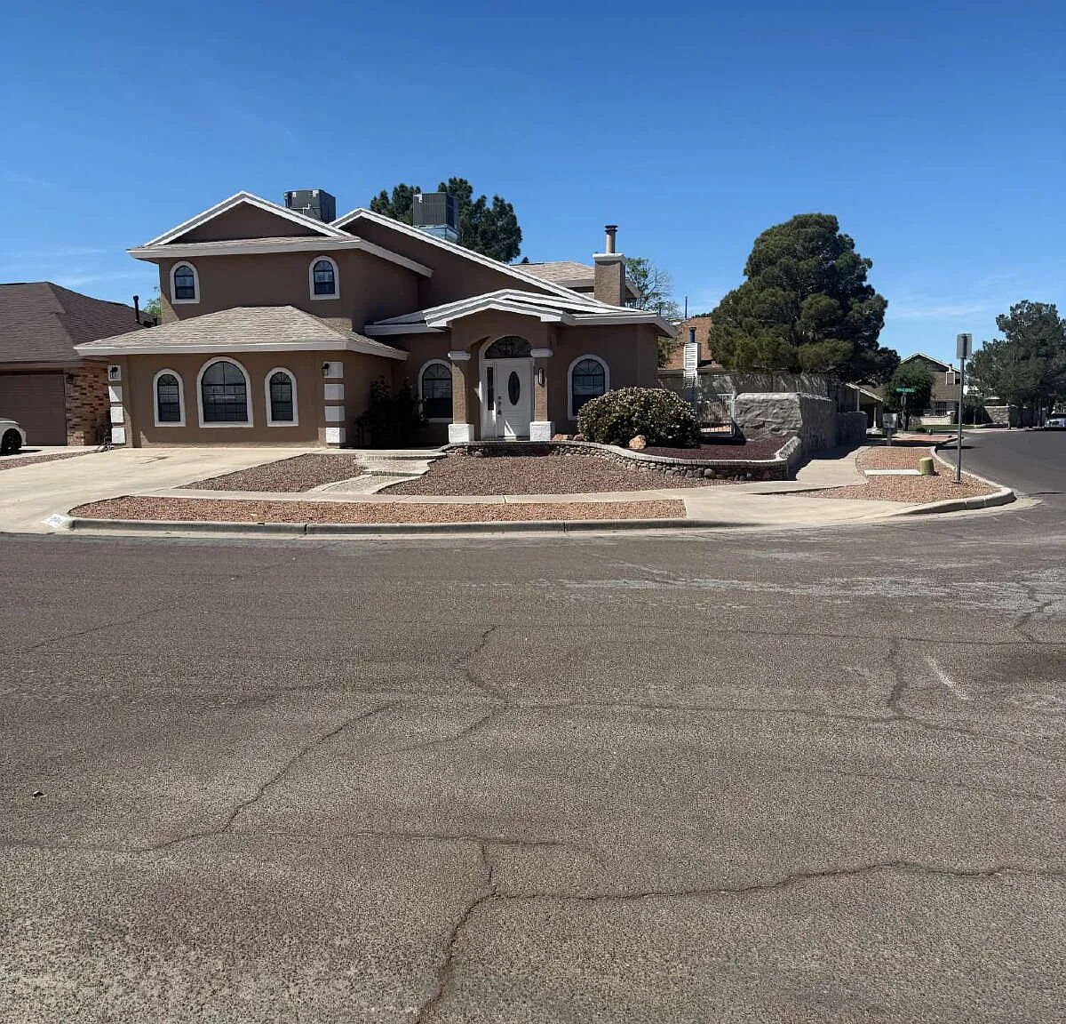 3 bed, 2.0 bath, 2801 sqft, $1,950 — Photo 1