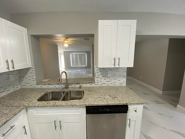 175 SE 27th Pl — Photo 2
