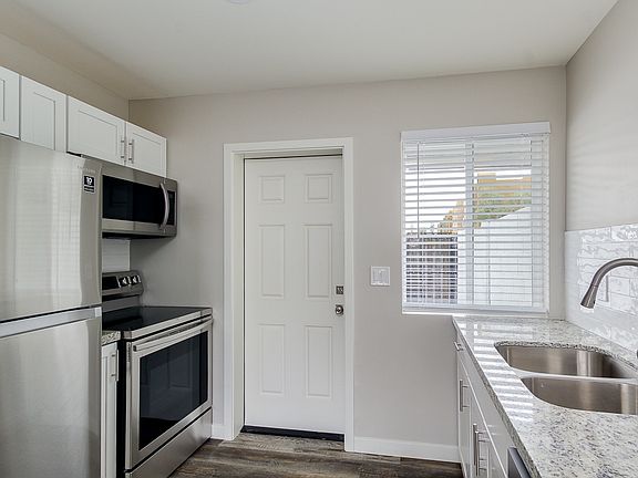 4th image of 1648 W Colter St #6