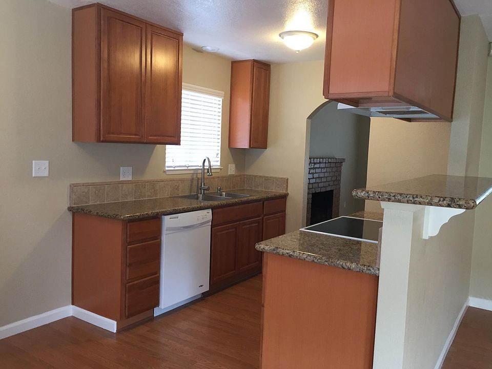 1st image of 8827 Ravenwood Dr