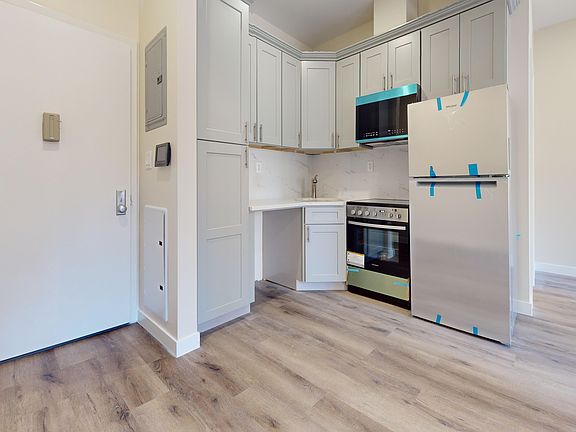 4th image of 317 W 48th St #4F