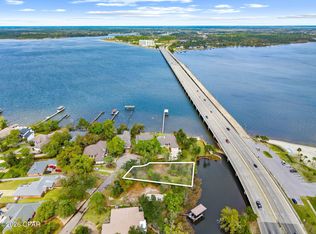 201 Harbour Pointe Dr, Lynn Haven, FL 32444