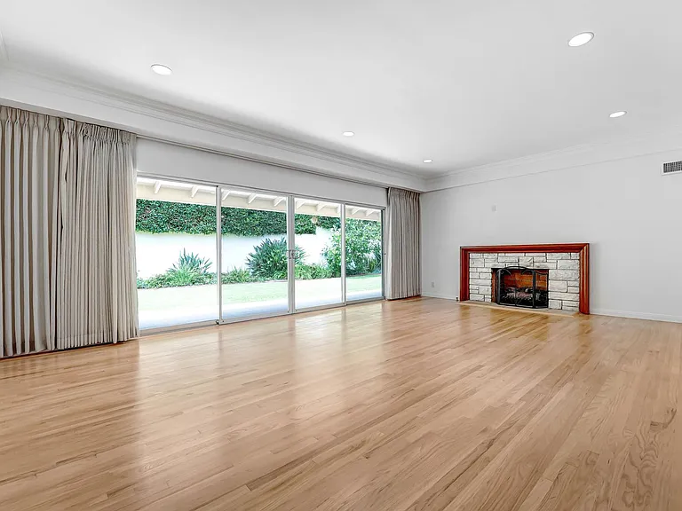 555 Amalfi Dr — Photo 9