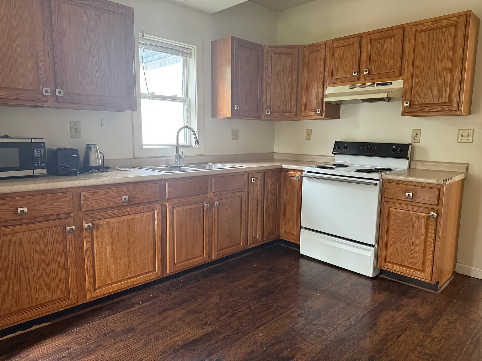 3 bed, 1200 sqft, $2,500 — Photo 3