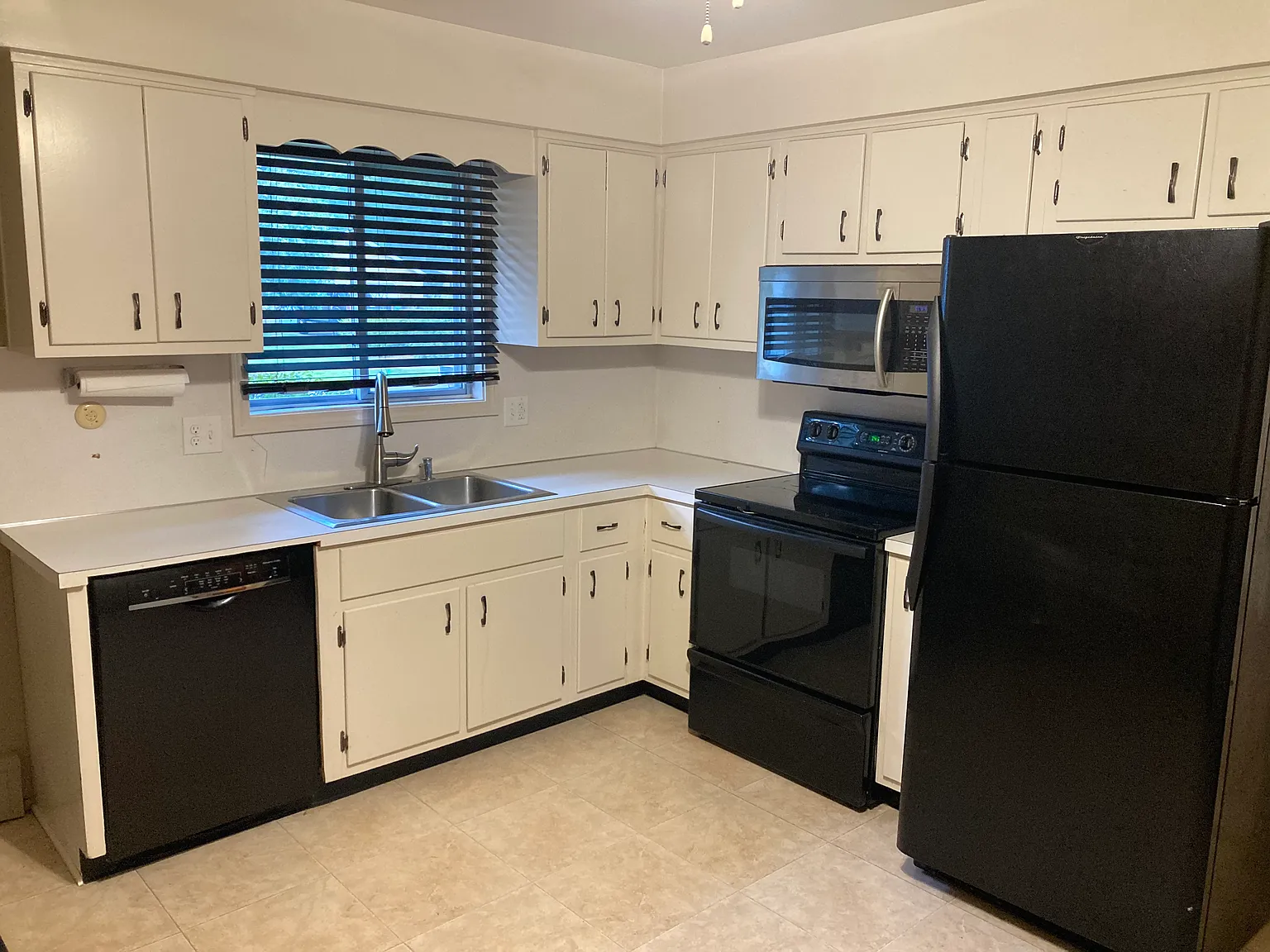 2 bed, 927 sqft, $1,325 — Photo 1