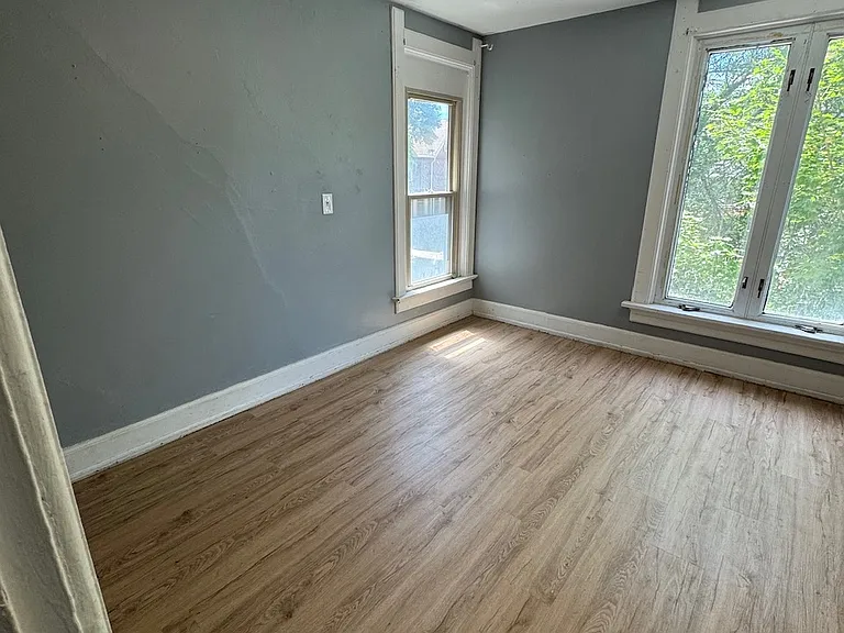 1900 N Oakland Ave — Photo 4
