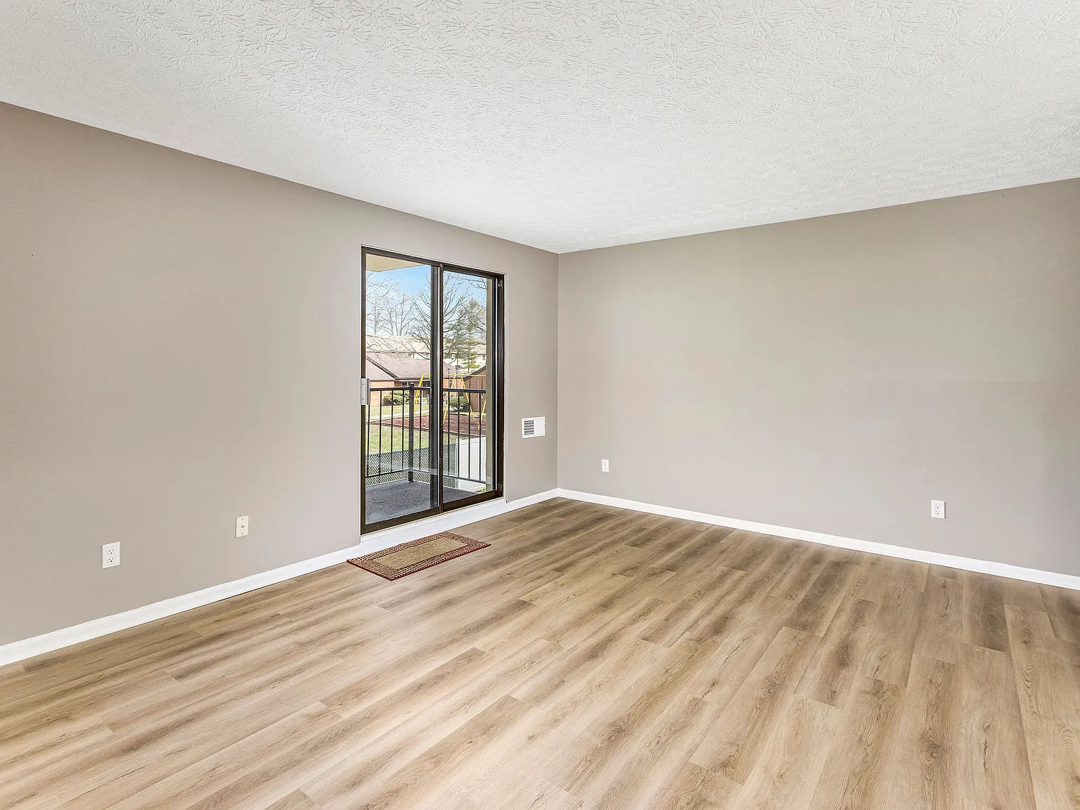 2 bed, 882 sqft, $975 — Photo 3