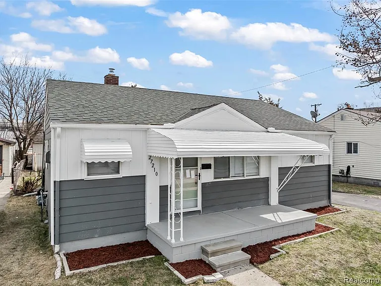 27210 Seyburn Ave — Photo 1