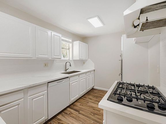 5th image of 110 Stratmore Dr