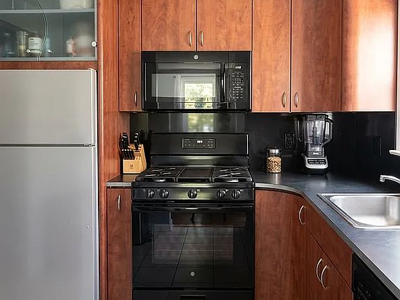 3rd image of 2128 E 9th St #4