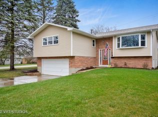 302 S 15th St, St Charles, IL 60174