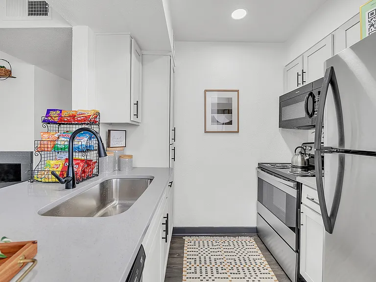 Explore the elegance of this chic modern kitchen, perfect for culinary enthusiasts.