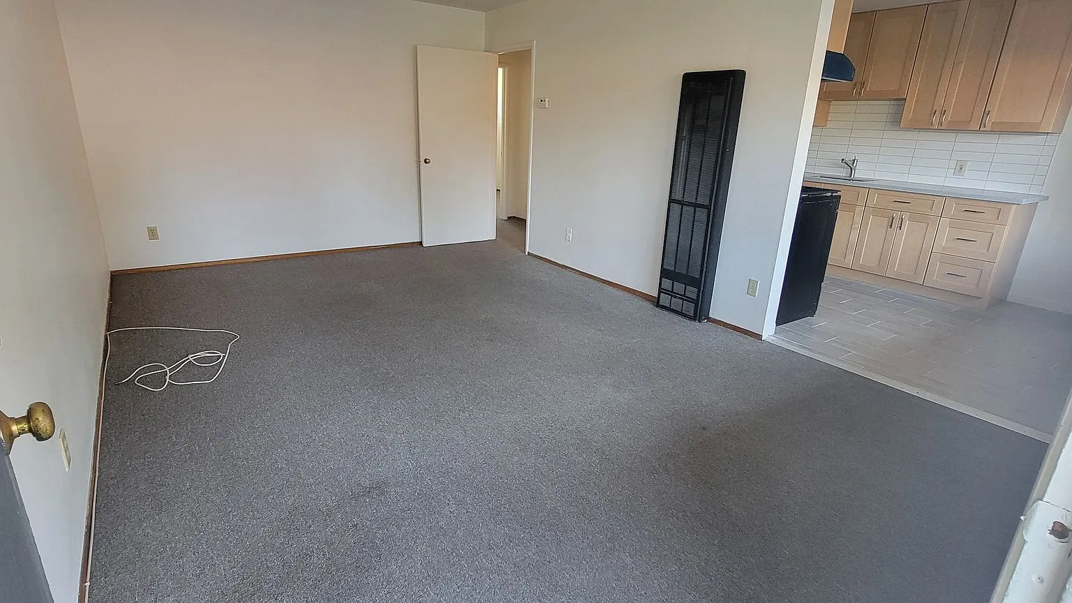 Clean, quiet 2 bed 1 bath, freshly painted with new appliances — Photo 3
