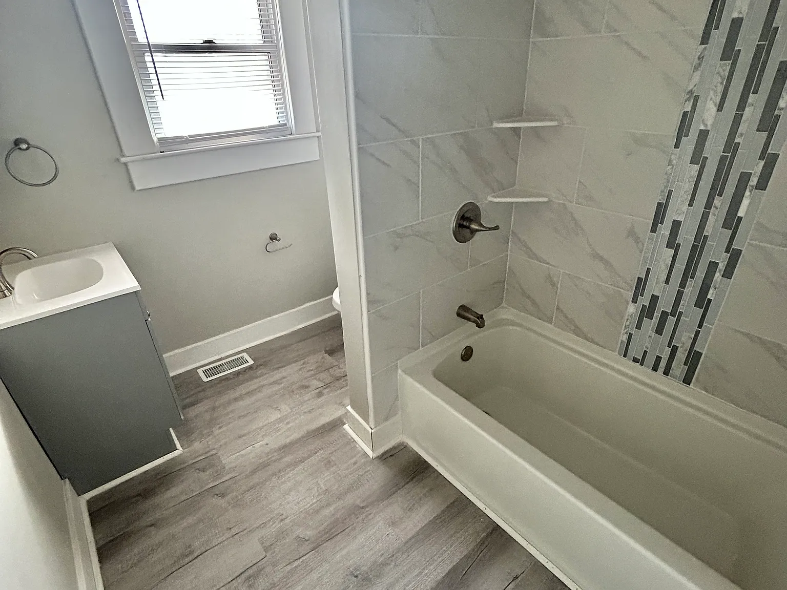 3 bed, 1200 sqft, $1,895 — Photo 4