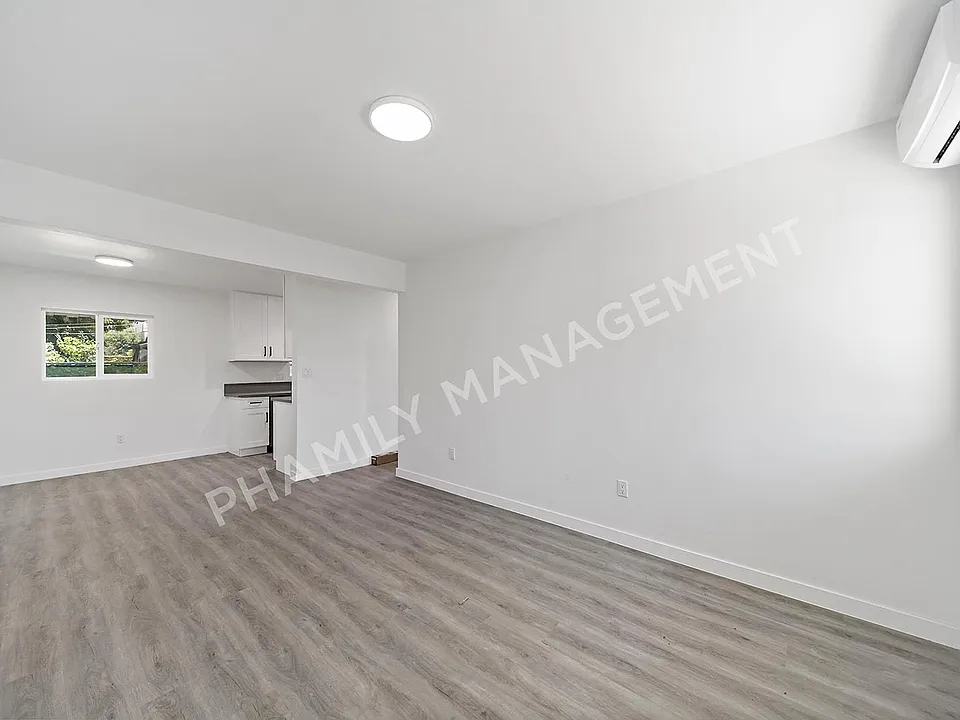 159 N Meridith Ave #1