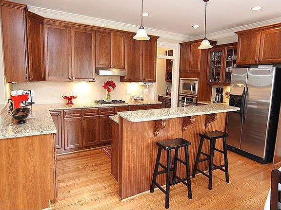 Upscale kitchen w/ss appl.