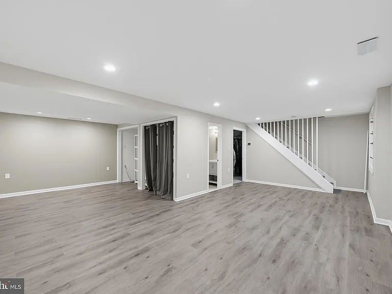 16818 Briardale Rd — Photo 34