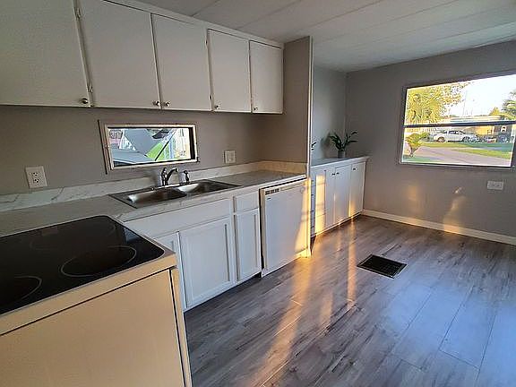 Large Eat-In Kitchen