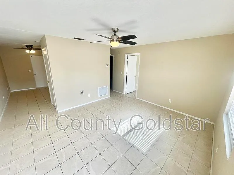 2 bed, 1.0 bath, 742 sqft, $1,295 — Photo 2