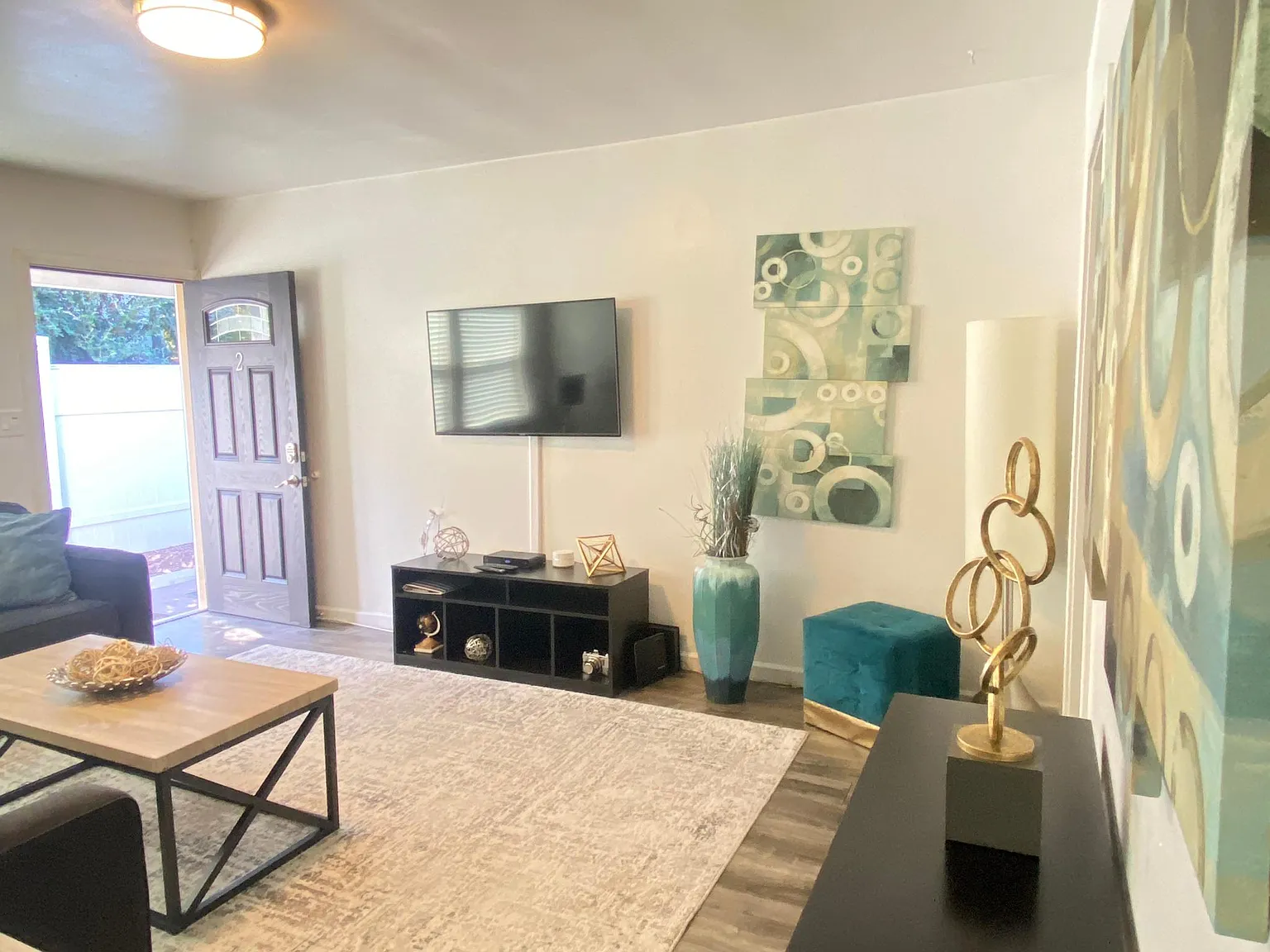 5547 Hazeltine Ave — Photo 4
